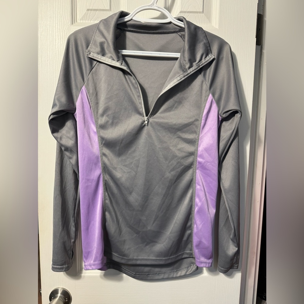 Grey & Lilac Pull Over Workout Top. Sz M
Armpit To Armpit 18
Top To Bottom 25